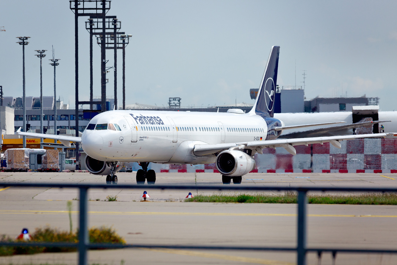 Lufthansa A 320 als "Fanhansa" auf dem Flughafen Frankfurt